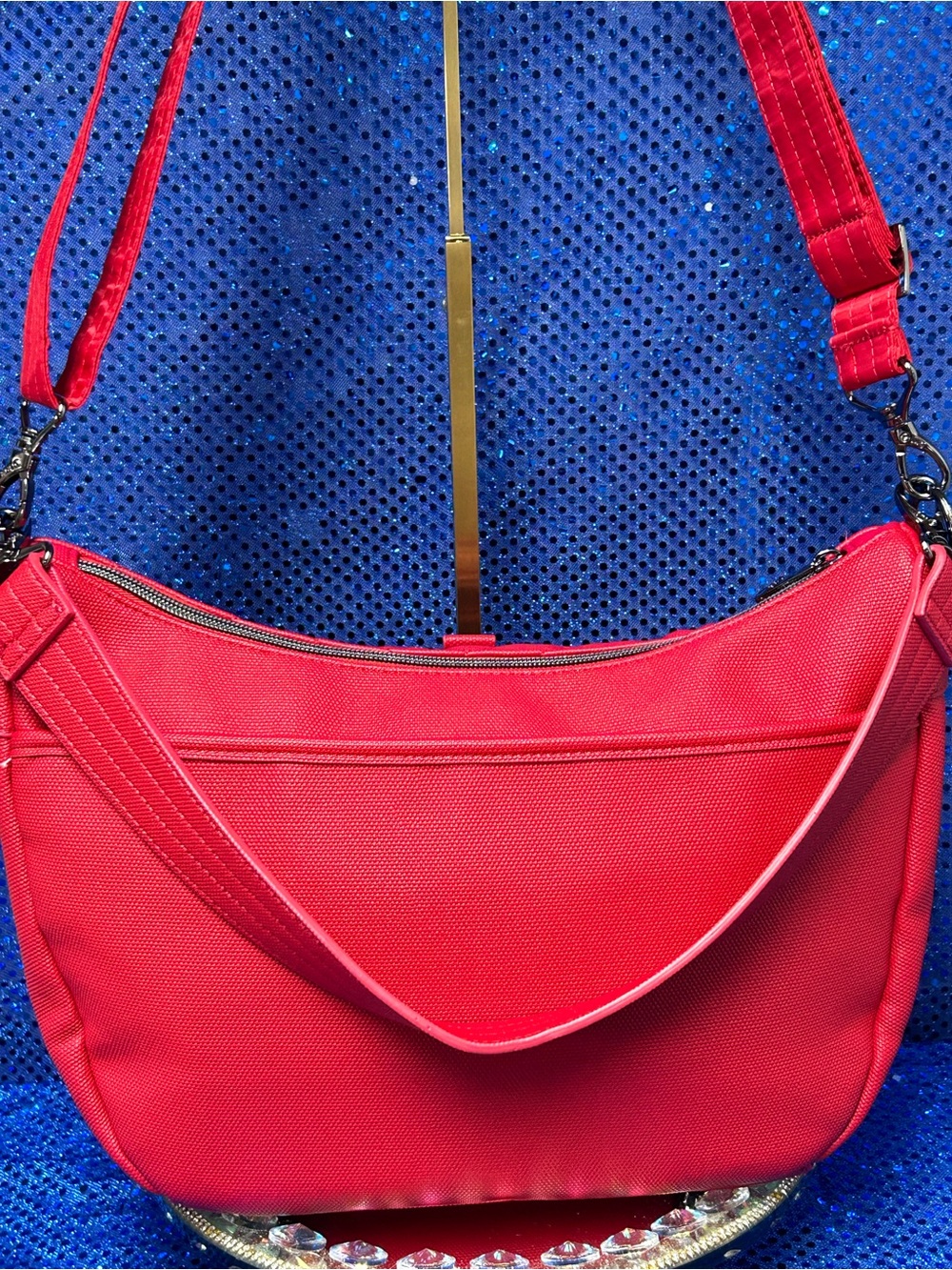 lug Red Quilted Shoulder Bag Approx 12 x 9 x 6 - Picture 3 of 17